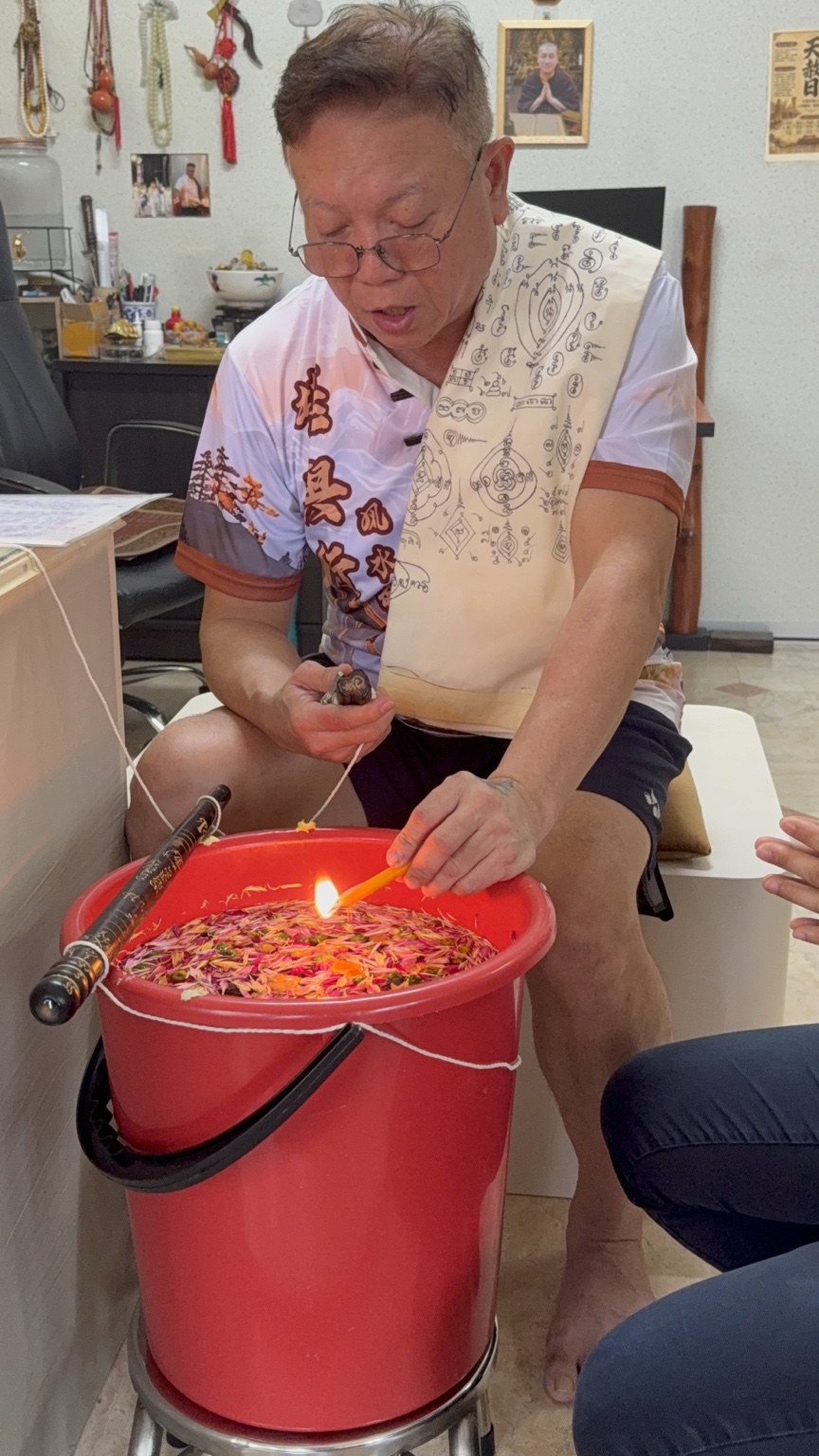 师父准备冲花水仪式现场
